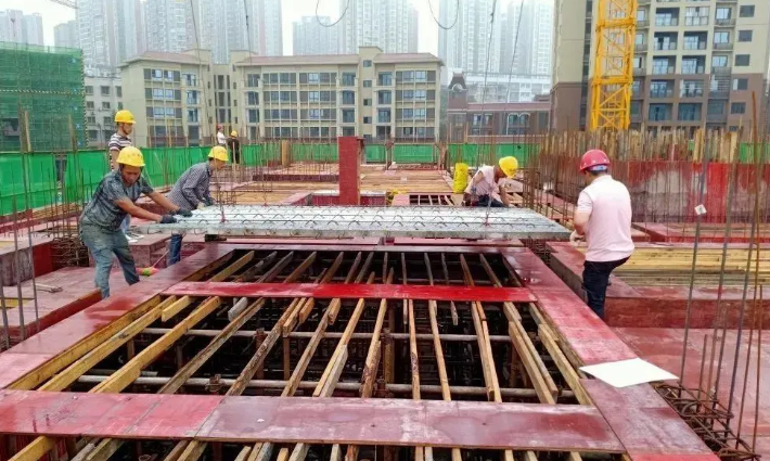 重庆荣昌首个装配式建筑示范项目开始吊装施工