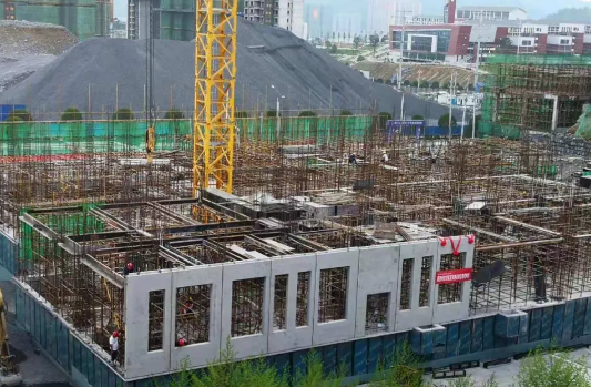 湘西经济开发区首个装配式建筑顺利完成首轮构件吊装