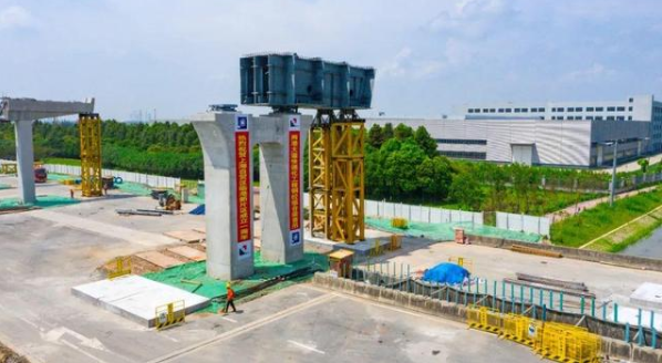上海两港大道快速化工程首件钢结构箱梁成功吊装