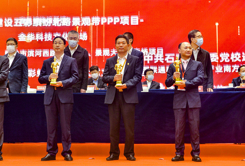  在2020—2021年度中國建設工程魯班獎頒獎儀式上，湖南東方紅集團董事長雷希文（前排右二）登臺領獎。均為湖南東方紅集團 供圖