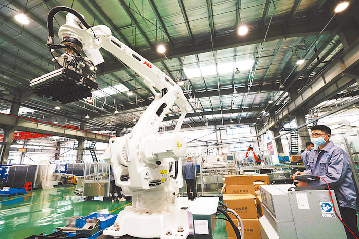 工人在安徽叉车集团“合力叉车”智能化整车装配生产线上进行流程化生产作业。解琛 摄