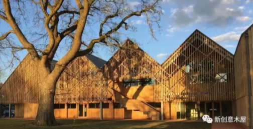 英国校园内的木结构教学楼